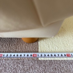 使用感ほぼなし　脚付き3人掛けソファの画像