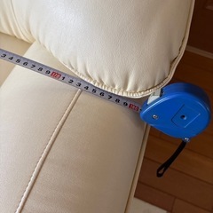使用感ほぼなし　脚付き3人掛けソファの画像