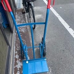 スチール三輪階段昇降機 青 耐荷重180kg 段差 22cm 220mm 台車の画像