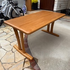 美品ダイニングテーブルとダイニングチェアのセット差し上げます。無料！の画像