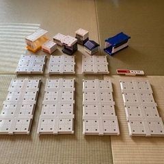 トミカ建設現場・工事現場のセットと、おまけトミカタウンパーツの画像