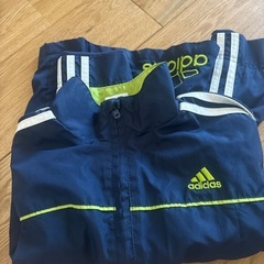 男の子おもちゃいろいろand adidasの洋服の画像