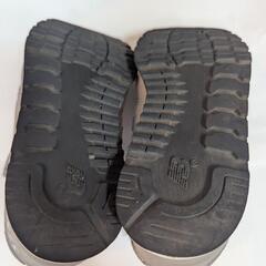 ニューバランスのスニーカーとサンダルの3点セットの画像