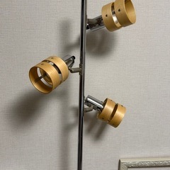 【お譲りします】ニトリ 木製 3灯フロアライト/スタンドライト (点灯確認済)の画像