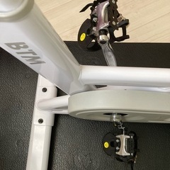 BTMフィットネスバイクホワイト　マット付きの画像