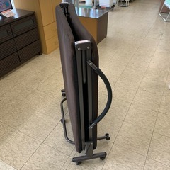 【ジモティー割引で最大15％OFF⭐️】 折りたたみベッド シングル ダークブラウンの画像