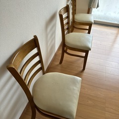 テーブルと椅子セットの画像
