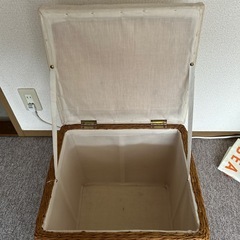 座れるフタ付き収納ボックスの画像