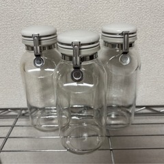 取りに来てくれる方あげます　セラーメイト　調味料びん、生野菜保存ケースの画像