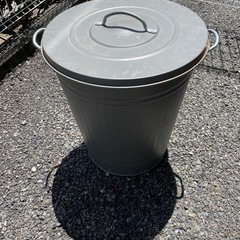 屋外 ゴミ箱缶の画像