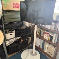 スタンド付き32型テレビの画像