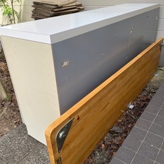 キッチンカウンターテーブルつき食器棚の画像
