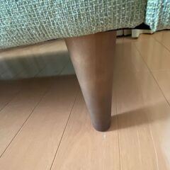 グリーン（緑色）の2人掛けソファ（木脚／ファブリック）の画像