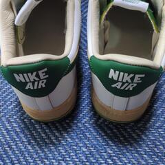 NIKE (ナイキ) WMNS AIR FORCE 1 LOW GREEN AND MUSLIN ウィメンズ エアフォース グリーンアンドムスリン の画像