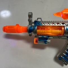 光る銃の画像