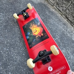 スケボー　ほぼ新品ですが、天板に少し剥げがあります。の画像