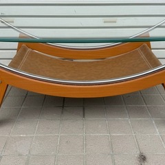 お洒落な形の革のガラステーブルの画像