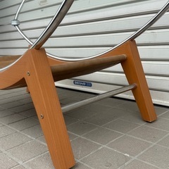 お洒落な形の革のガラステーブルの画像