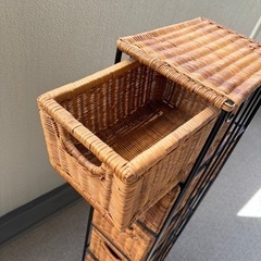 キャスター付き　籐の収納ラックの画像