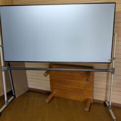 大型の移動式ホワイトボード、ロック付きキャスター付きです。ボードに薄い罫線が入っています。の画像