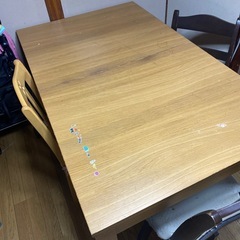 ダイニングテーブルと椅子の画像