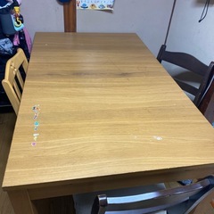 ダイニングテーブルと椅子の画像