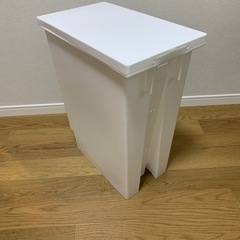 ニトリ ペダル式ゴミ箱（ホワイト）の画像