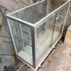 ガラスのショーケースの画像