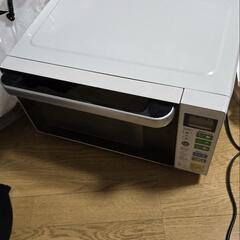 冷蔵庫、電子レンジ、ひじ掛け椅子の画像