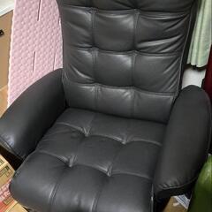 冷蔵庫、電子レンジ、ひじ掛け椅子の画像