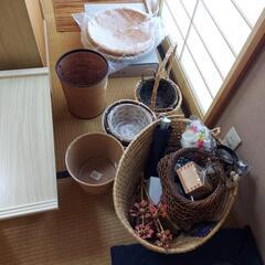 棚、食器、インテリア品など、どれでも100円の画像