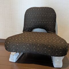 背もたれ付き座敷椅子の画像