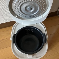 炊飯器 SHARP 3合炊き KS-CF05C 白 3mm黒厚釜で、ふっくらおいしく。米粉入りのパンも焼ける。の画像