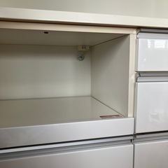 コンセント付き収納棚の画像