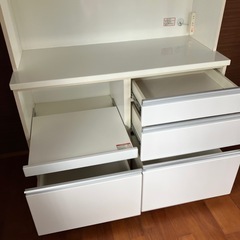 コンセント付き収納棚の画像