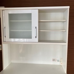 コンセント付き収納棚の画像
