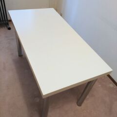 ディノスで購入した白テーブルの画像