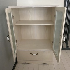 ガラス戸付き収納棚
の画像