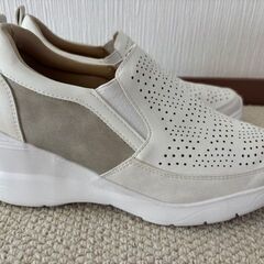 レディース夏用白い靴の画像
