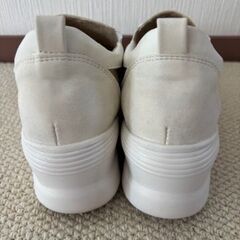 レディース夏用白い靴の画像