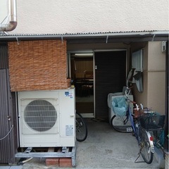 比較的新しい業務用エアコンの画像