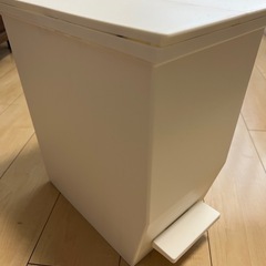 未使用　リス　ペダル式20Lゴミ箱　両開きの画像