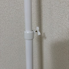 衣類をかける突っ張り棒の画像