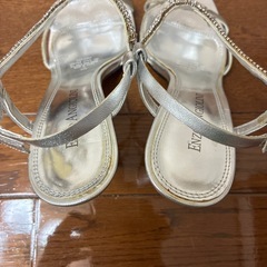 ENZO ANGIOLINI  ビジュー付きのシルバーサンダル の画像