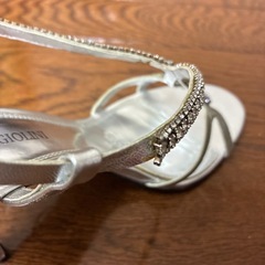ENZO ANGIOLINI  ビジュー付きのシルバーサンダル の画像