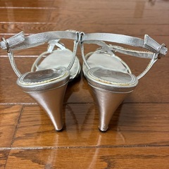 ENZO ANGIOLINI  ビジュー付きのシルバーサンダル の画像