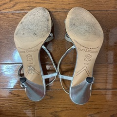 ENZO ANGIOLINI  ビジュー付きのシルバーサンダル の画像
