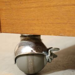チーク材を使用した北欧ヴィンテージのバーサイドテーブル。天板は折り畳んで中央部分に、両サイドにはワインボトルやグラスなどを収納可能。キャスター付きなのでソファ周りやダイニングのサイドテーブルに♪の画像