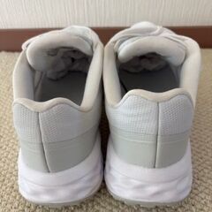 ナイキ女性用ランニングシューズの画像