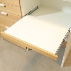 MOMO natural(モモナチュラル)のHOLM(ホルム) カップボードです。オーク材のナチュラルな質感とホワイトカラーが優しい雰囲気に。カフェスタイルのインテリアなどにもおススメの食器棚です♪の画像